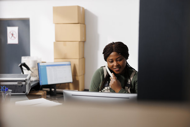 仓库主管正在进行远程谈话图片下载