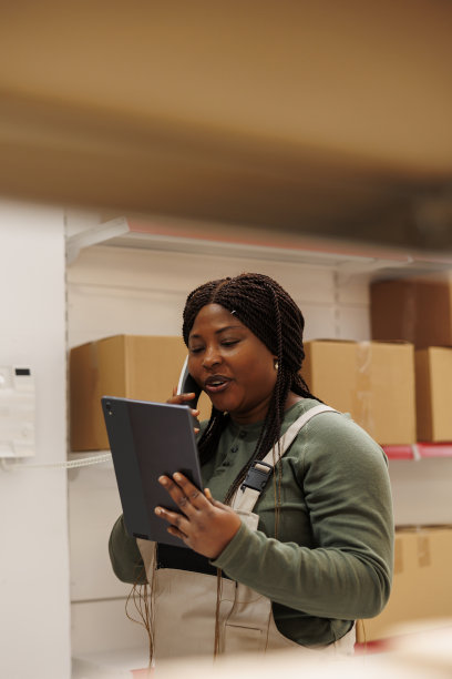 仓库员工讨论商品库存图片下载