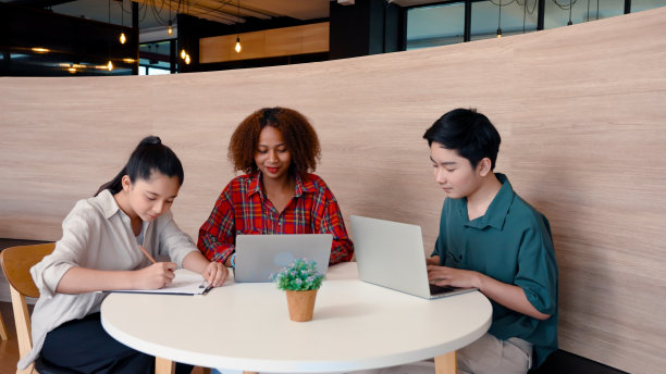 三个学生在同一地点碰头，为小组报告寻找信息，需要他们一起工作，遵循老师的命令，因此有一个周末一起工作的预约。图片下载