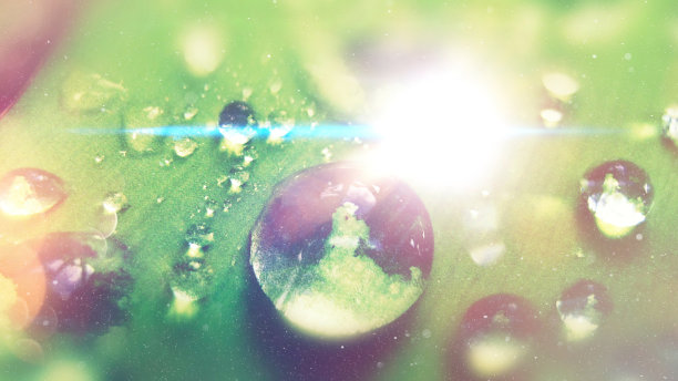 云反射在水滴中，电影胶片图片下载