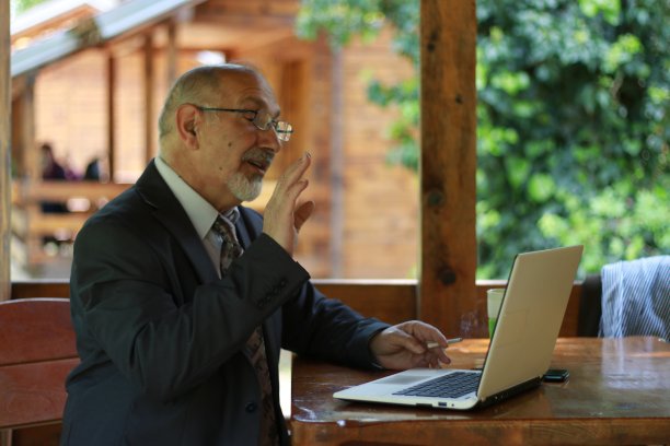 老年商人在笔记本电脑上工作图片下载