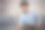 男人在家里享受他最喜欢的电视节目图片下载