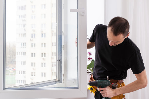 建筑工人在房子里安装窗户图片下载