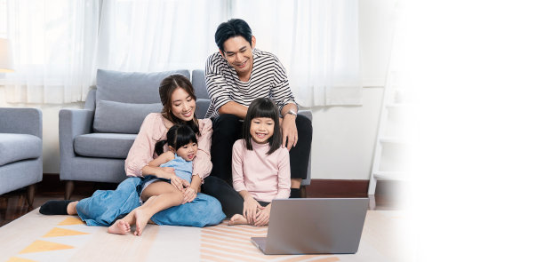 年轻的亚洲家庭的父亲，母亲，女儿看着平板电脑在客厅地板上，小亚洲女孩使用笔记本电脑与父母。周末假期休闲时间教育，在家工作图片下载