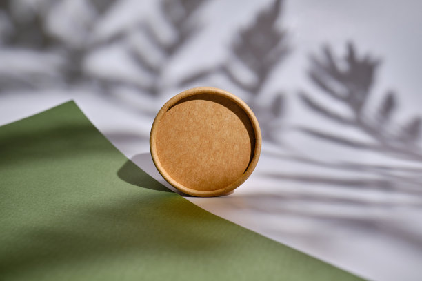 浅背景的食品、礼品、化妆品的工艺包装。生态个体包装图片下载