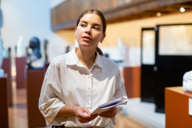 历史博物馆大厅里的阳性妇女图片下载