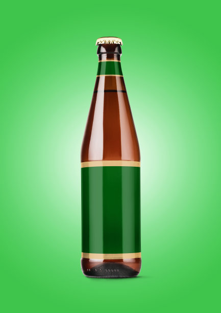 啤酒瓶模型与空白标签在绿色背景。啤酒节的概念。图片下载