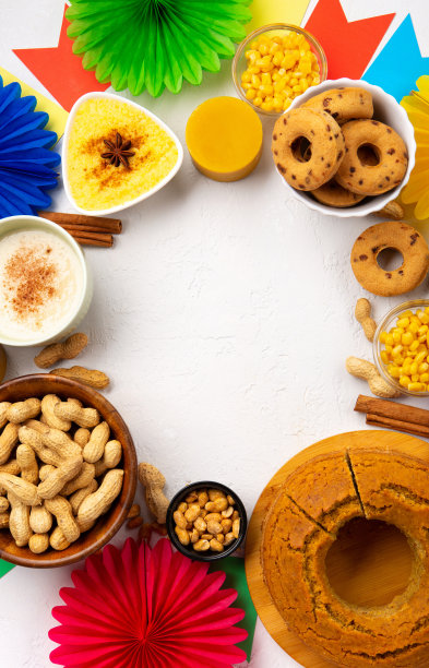 夏季嘉年华嘉年华概念。白色木质背景上的巴西草帽、爆米花、花生和玉米蛋糕图片下载