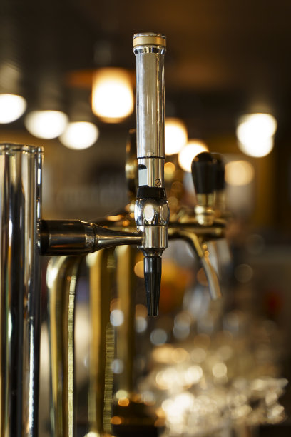 啤酒酒吧吧。餐馆里的啤酒龙头里有啤酒。图片下载