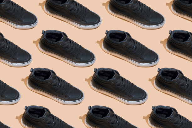 鞋的模式。黑色的鞋子在米色背景顶部视图与阴影。配件的概念。新皮鞋。经典运动风格。时尚的鞋。平面简约的商店广告。鞋类。图片下载