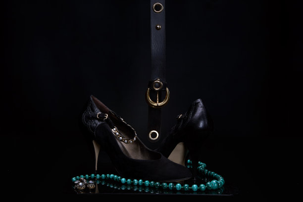 静物-女鞋，太阳镜，珠子和其他女性配件图片下载