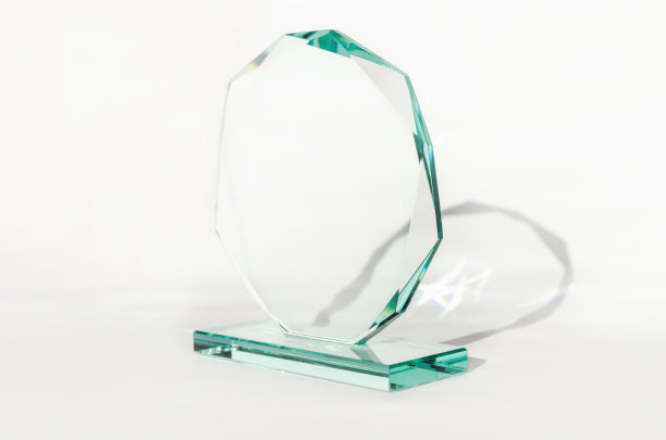 厚玻璃奖的特写与亮点和阴影在白色的背景。玻璃奖杯、模板图片下载