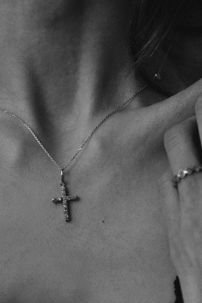女孩的锁骨，带十字架的链子图片下载