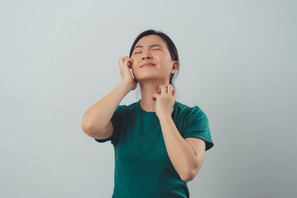 一个亚洲女人生病了，她的皮肤瘙痒，孤立地站在背景上。图片下载