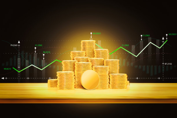 空白金币和硬币堆在木桌上，黑底图表图片下载