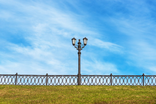 蓝天背景下城市堤岸上的路灯。副本的空间。你的创造力模板。图片下载