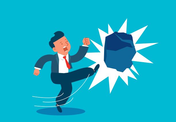 坏的事情，坏的心情，失败，失望或气馁，分心的商人踢走了他面前的石头图片下载