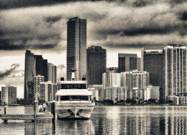 迈阿密的天际线和建筑在比斯坎湾的倒影。图片下载