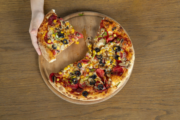 男孩拿着一片披萨图片下载