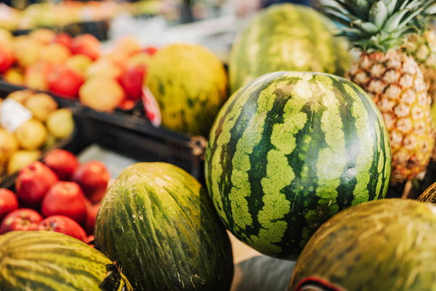市场上出售的各种水果。图片下载