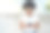 微笑的年轻女子拿着手机在城市里发短信图片下载
