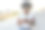 快乐的女人在城市户外用手机读短信图片下载