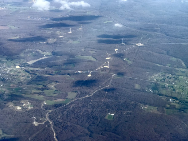 土耳其伊斯坦布尔的航拍照片。从高空拍摄地球。航空照片，田野，风车，城市和云的阴影。图片下载