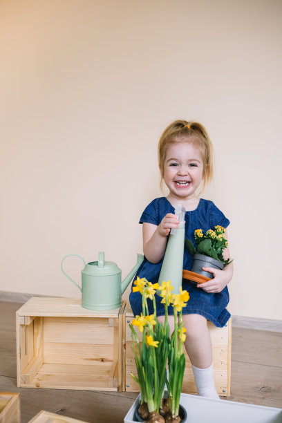 可爱有趣的女孩在镜头前喷洒白色喷雾瓶，在家里种花图片下载