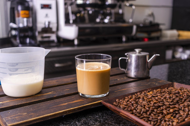 西班牙酒吧的早餐是咖啡和牛奶图片下载