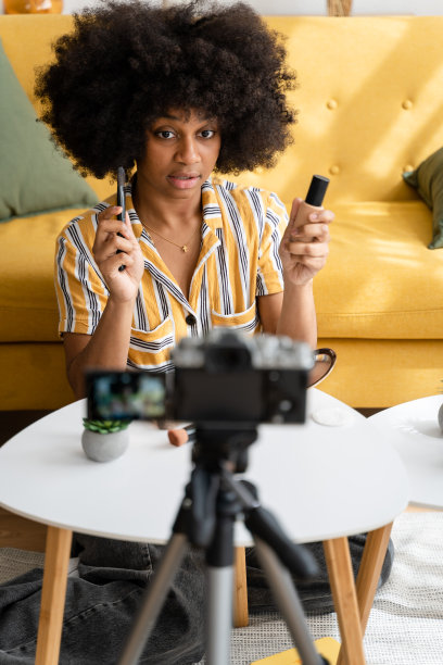 非裔美国女博主录制视频图片下载