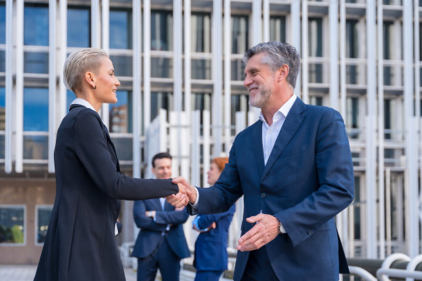 微笑的高管们在现代商业中心开会图片下载