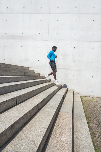 年轻的运动员跑下柏林户外的台阶图片下载
