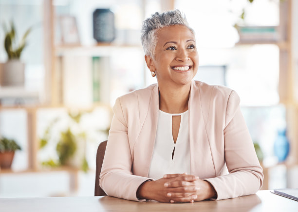商业，领导力和女性思维在办公桌，办公室，公司和管理。快乐的执行官，成熟的女性，微笑的想法，专业的信任和愿景的ceo，成功或目标图片下载