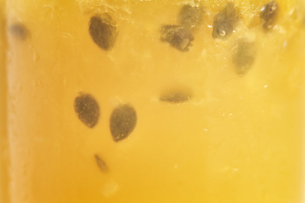 黄色热带背景，近距离的百香果新鲜饮料图片下载