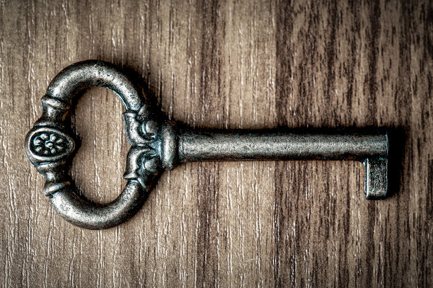 木制背景上的老式钥匙图片下载