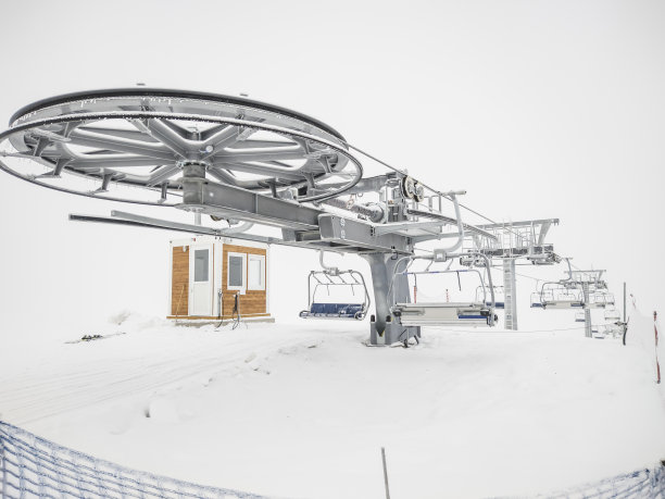 雾天里的缆车图片下载