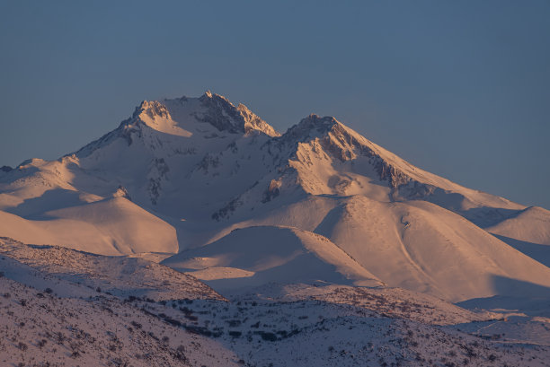 埃尔西耶斯山海拔3864米，是卡帕多西亚和安纳托利亚中部最高的山峰。它是一座火山。Hacilar城市图片下载