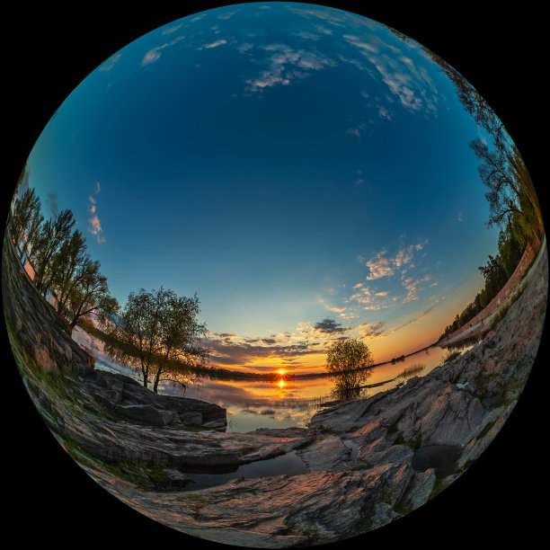 第聂伯河日落的圆形鱼眼照片，河岸上有石头和树木图片下载