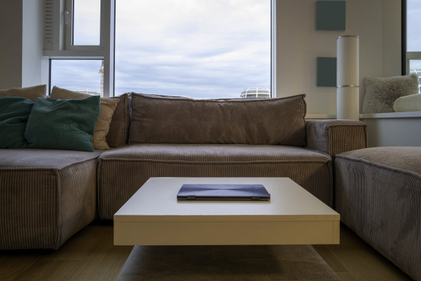 有沙发、木桌和大窗户的现代客厅图片下载