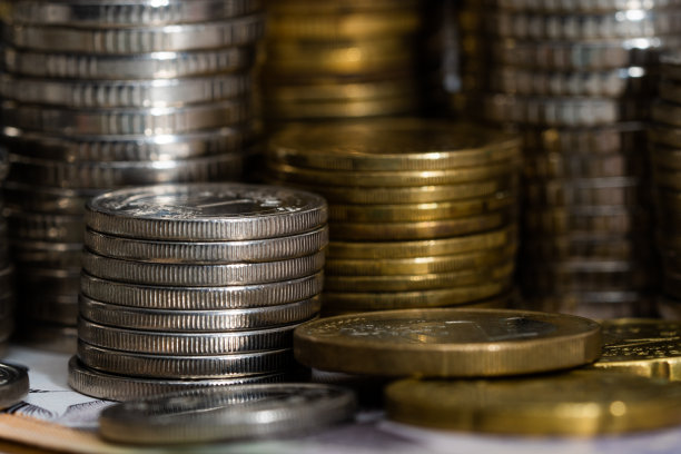 硬币以不同的组合堆叠。银行和货币交易。图片下载