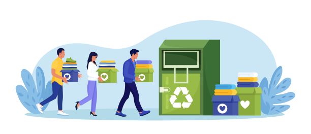 布回收。人们把分拣的衣物放在城市街道的集装箱里，用于社会人道主义救助。回收织物，纺织品和环保生产。志愿者向慈善机构捐款。服装重用图片下载