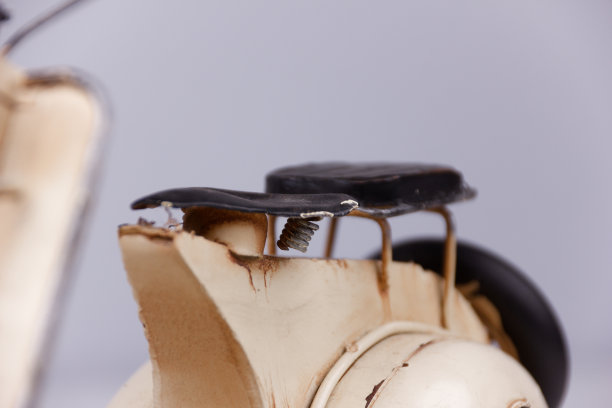 白色桌子上摩托车模型的详细视图图片下载