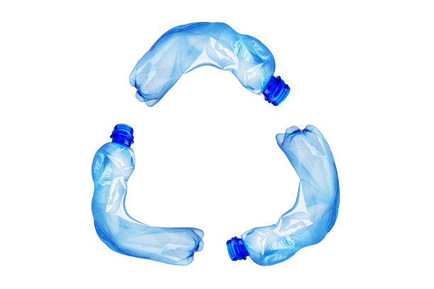 回收标志由白色背景上孤立的蓝色塑料瓶制成。图片下载