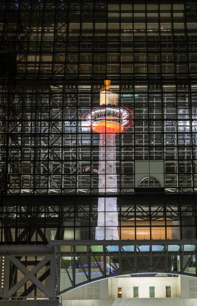 著名的京都塔对着夜空图片下载