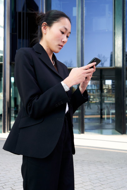 自信的亚洲女性CEO致力于金融项目。图片下载