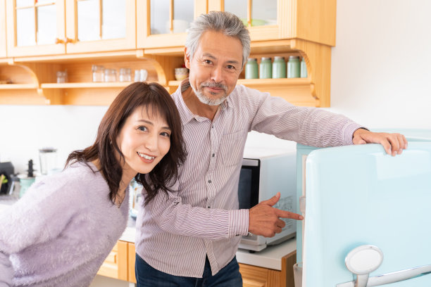 会做饭的老年夫妇，冰箱图片下载
