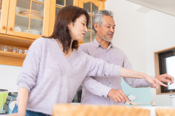 会做饭的老年夫妇图片下载