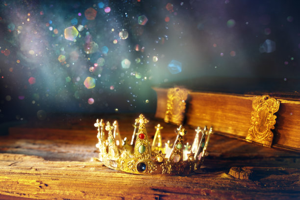 中世纪国王王冠和古书图片下载