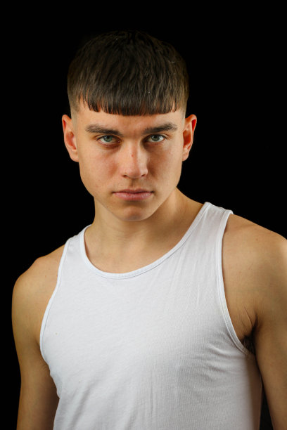 穿着白色无袖上衣的十几岁男孩图片下载