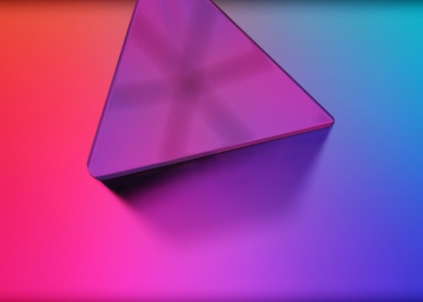 Meta和Web3紫色和粉红色的棱镜-背景和纹理-玻璃棱镜看起来几乎塑料，超现实图片下载